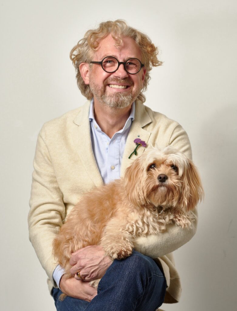 Christopher Ofenstein mit Therapiehund Basti